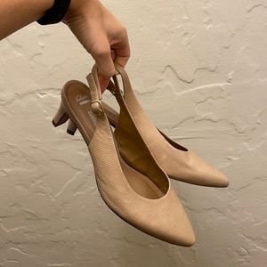 Clarks cushioned leather pumps